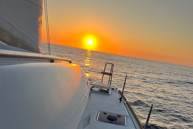Yate navegando al atardecer