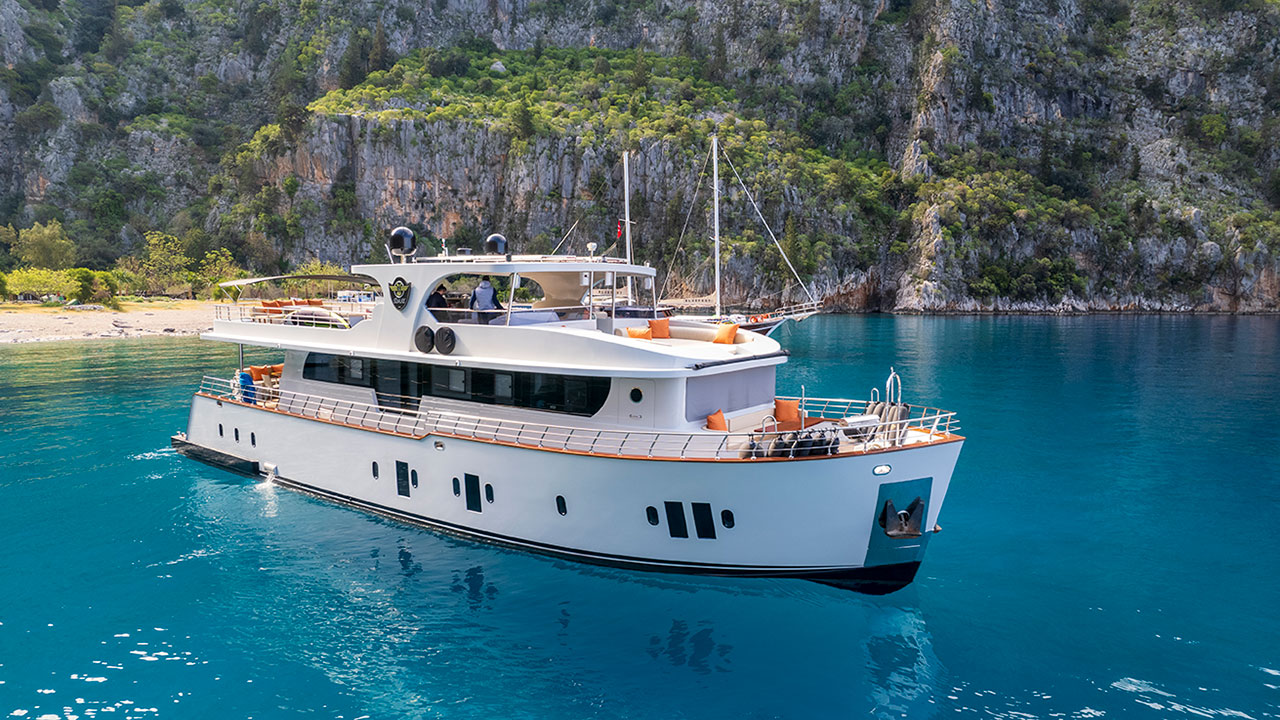 Pershing 64